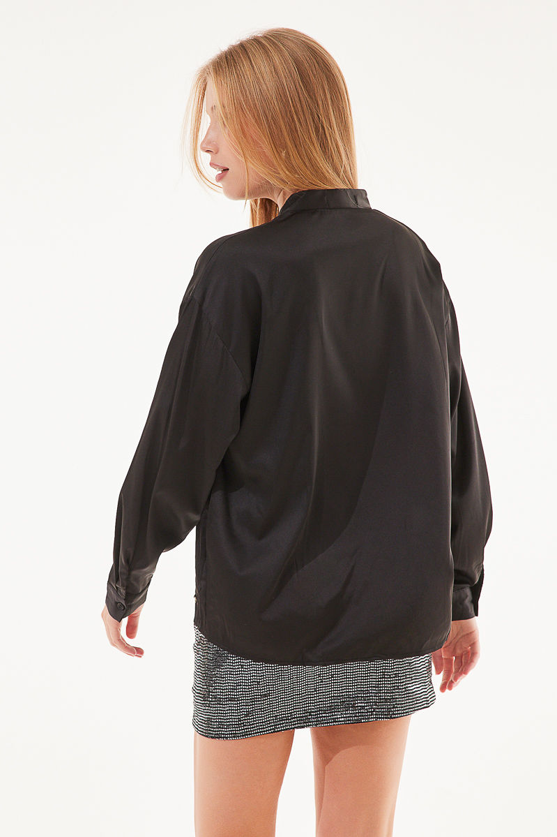 Picture of Screw neck satin shirt