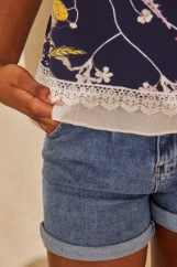 Picture of Floral blouse with lace ending