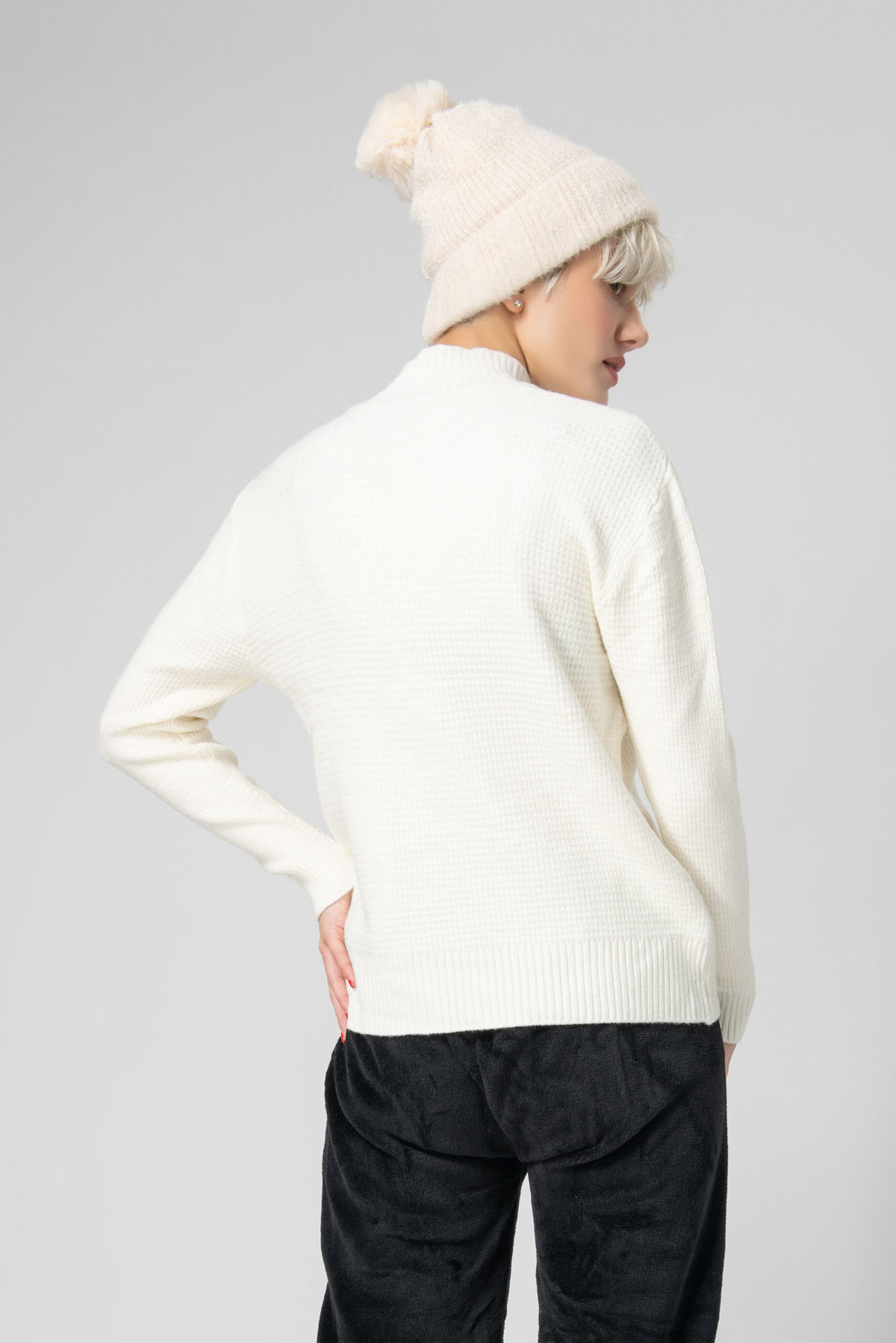 Picture of High neck knit sweater