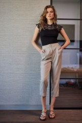 Εικόνα της Παντελόνι υφασμάτινο comfort με πιέτες