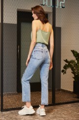 Picture of High-waisted ripped jeans