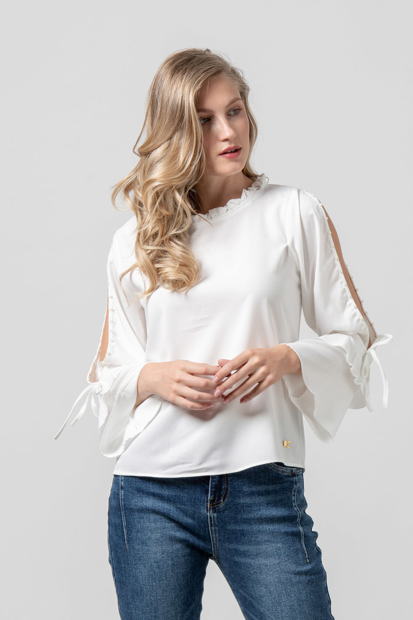 Picture of Blouse with open sleeves and pearls