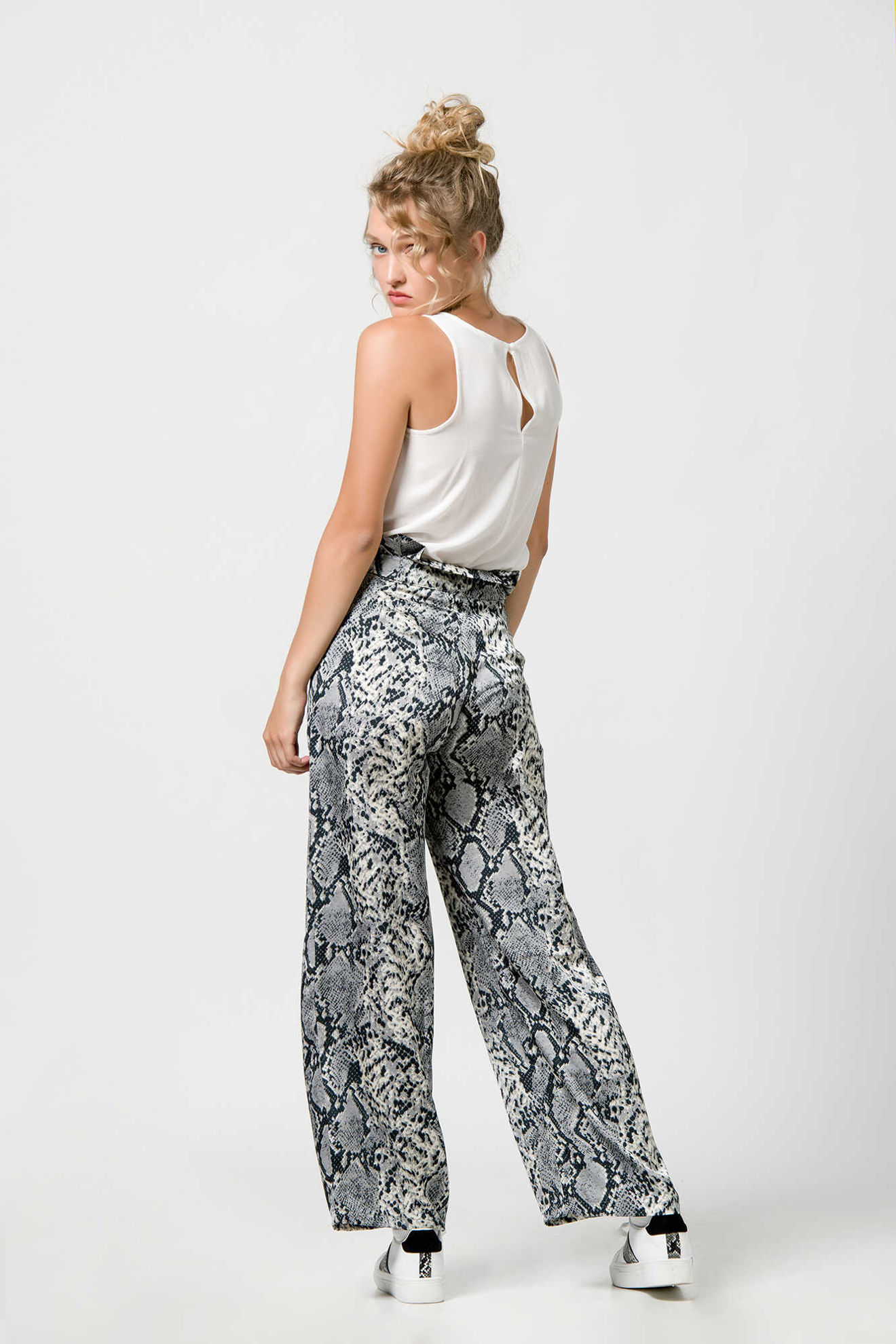 Highwaist satin snake print pants