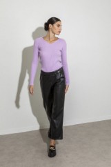 Picture of Ribbed V knitted blouse