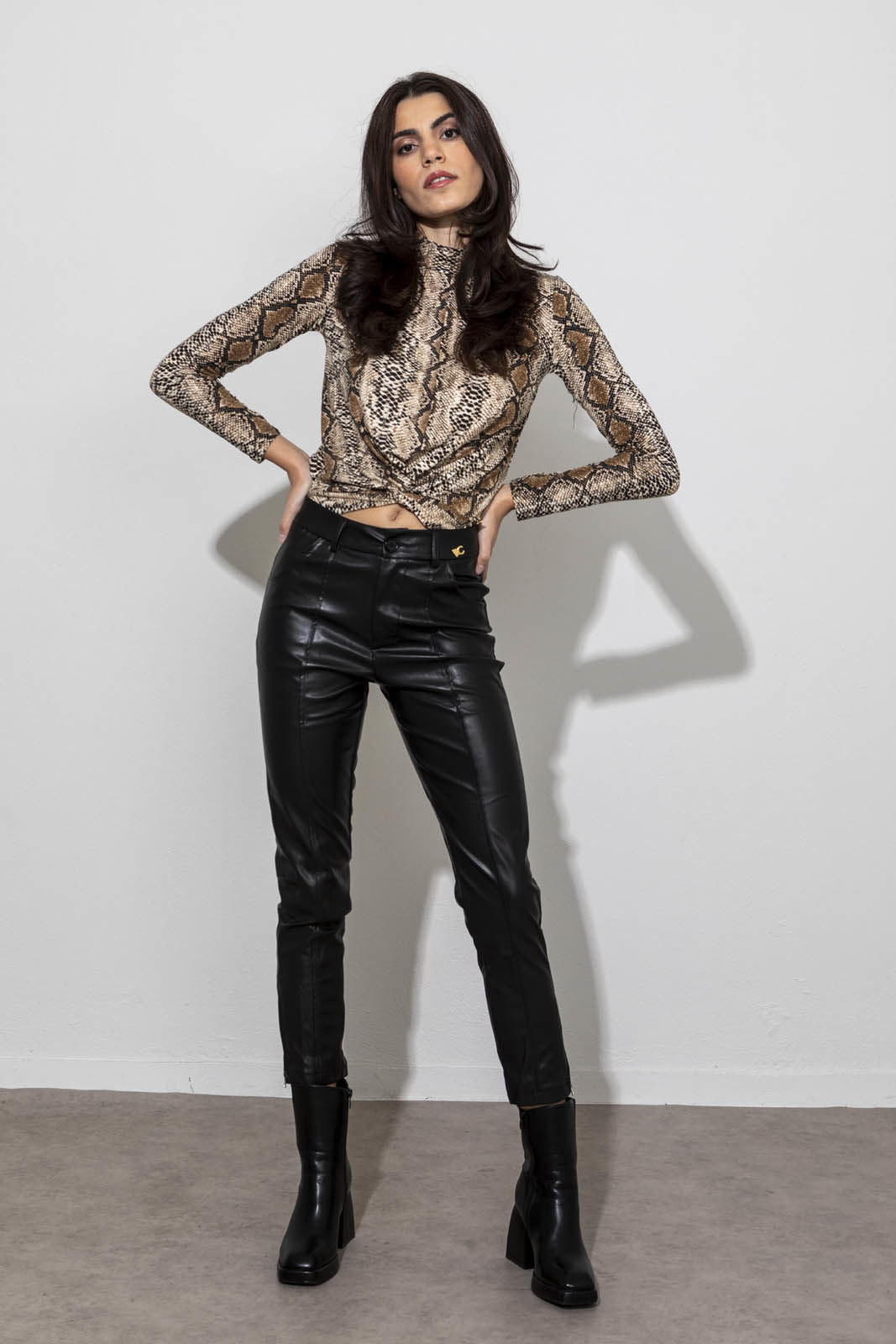 Picture of Faux leather pants with zipper
