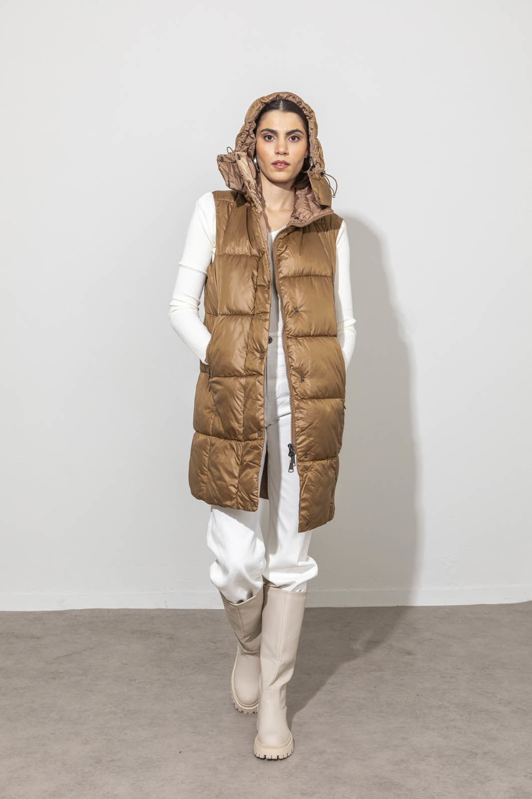 Picture of Sleeveless jacket with removable hood