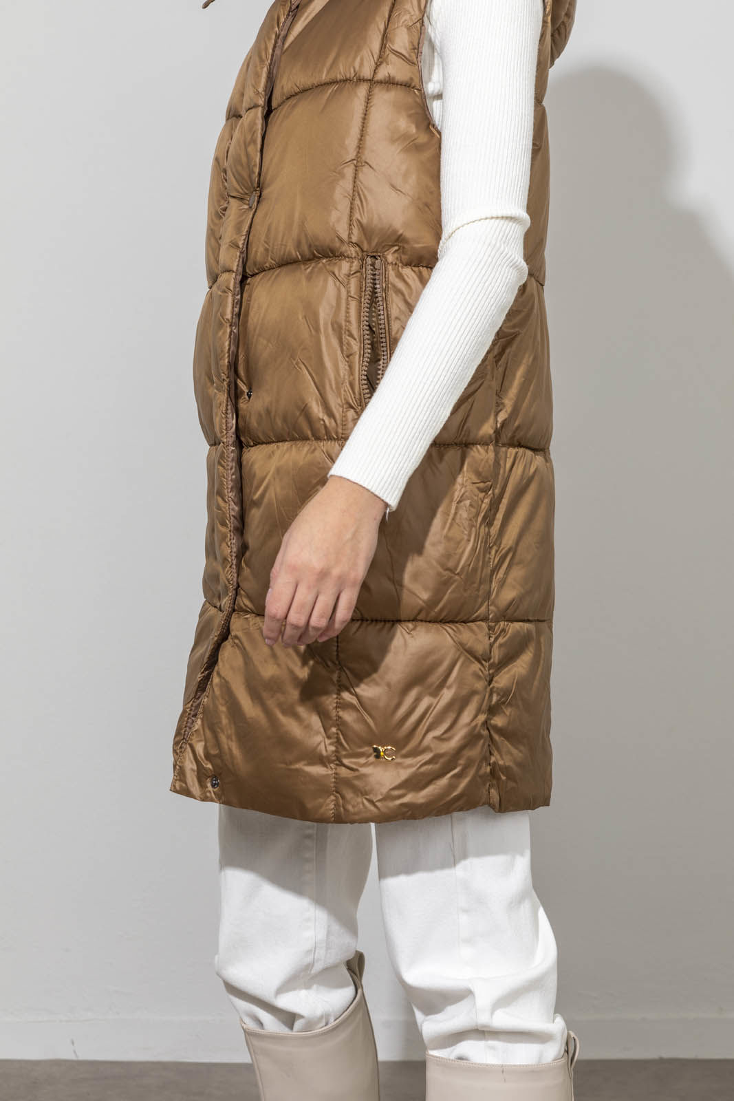 Picture of Sleeveless jacket with removable hood