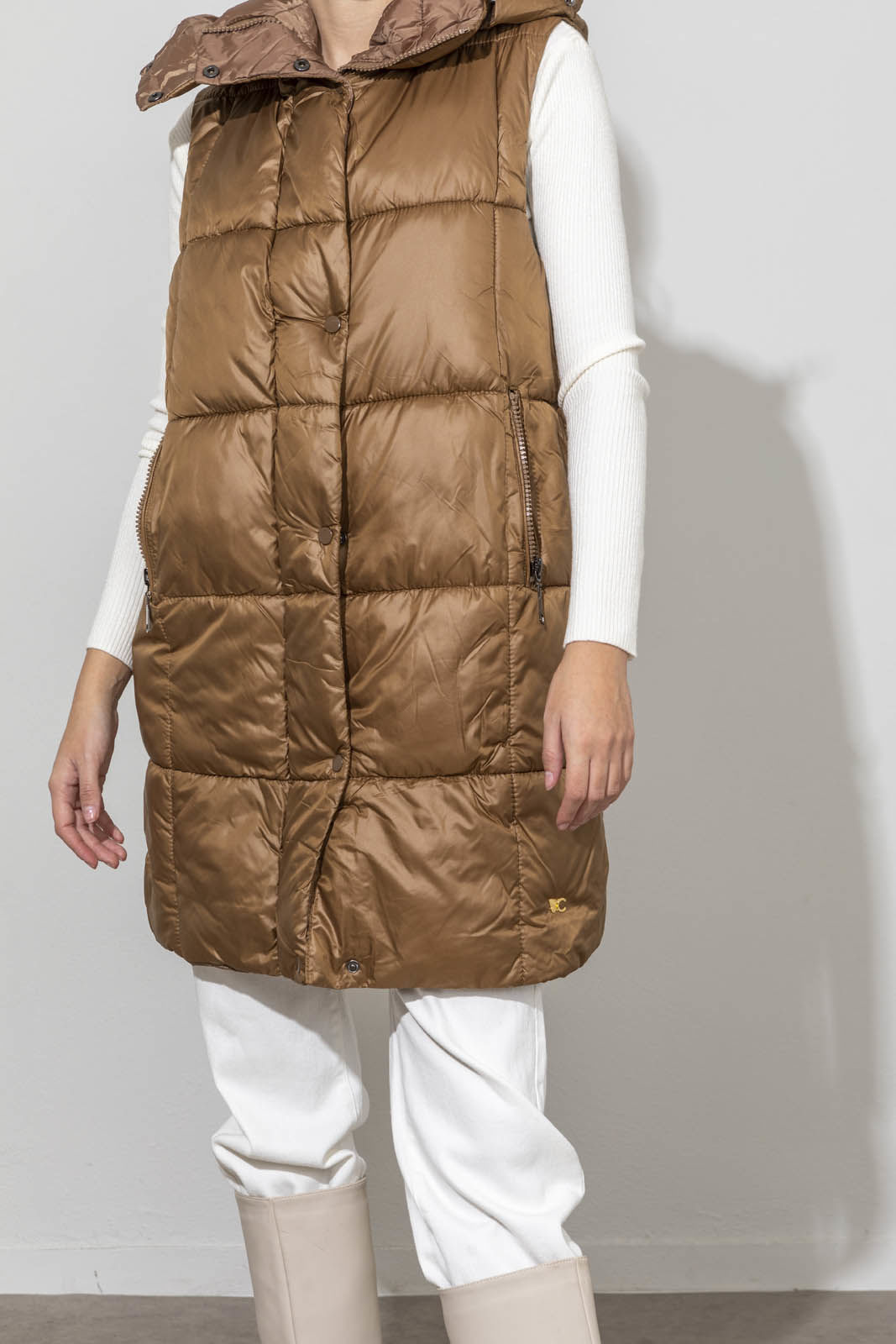 Picture of Sleeveless jacket with removable hood