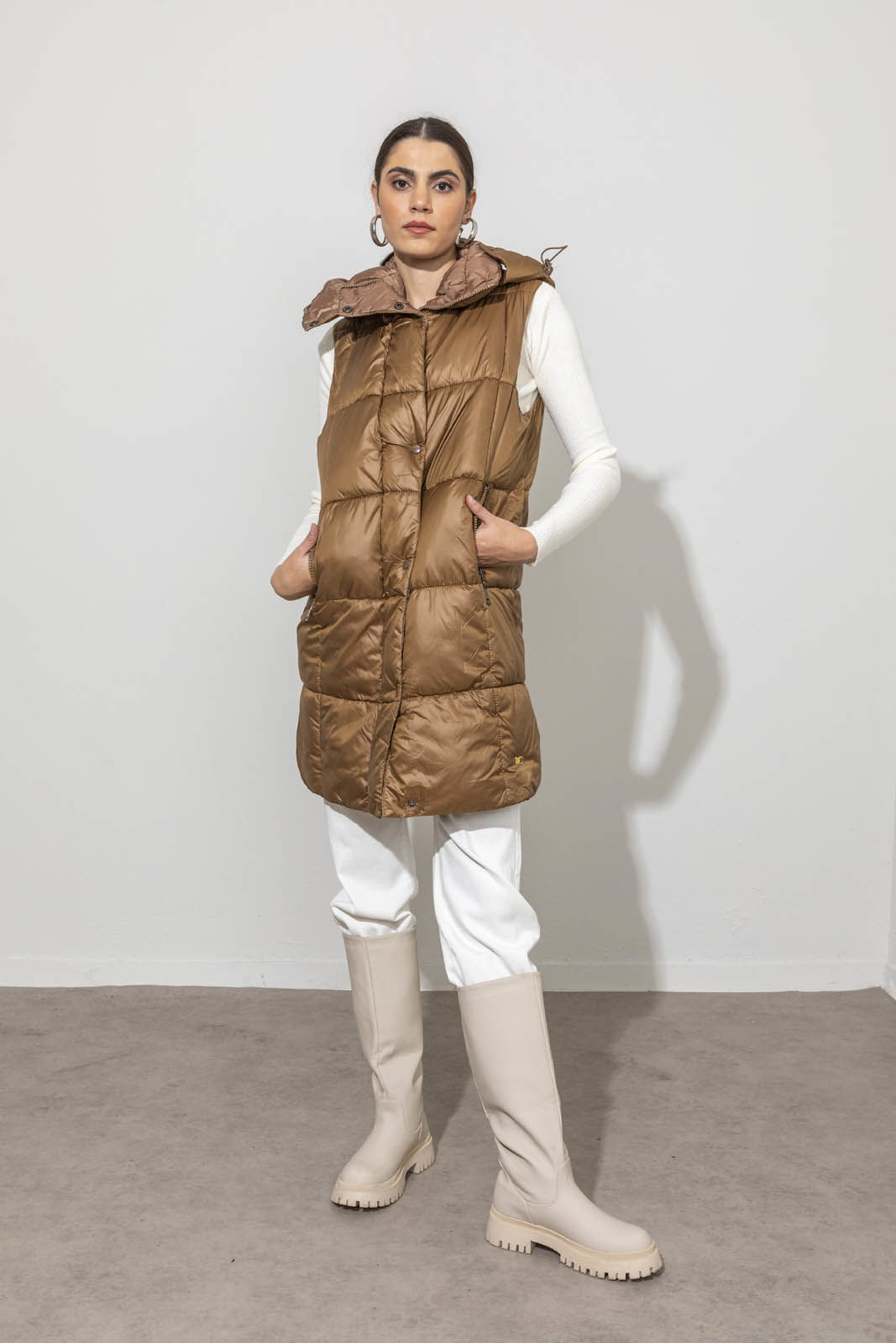 Picture of Sleeveless jacket with removable hood