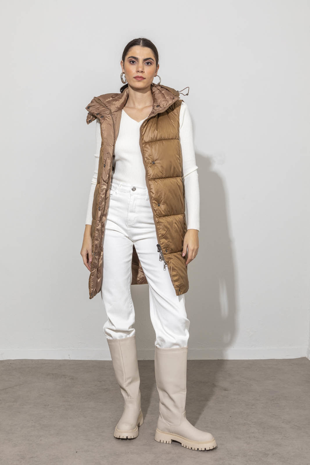 Picture of Sleeveless jacket with removable hood