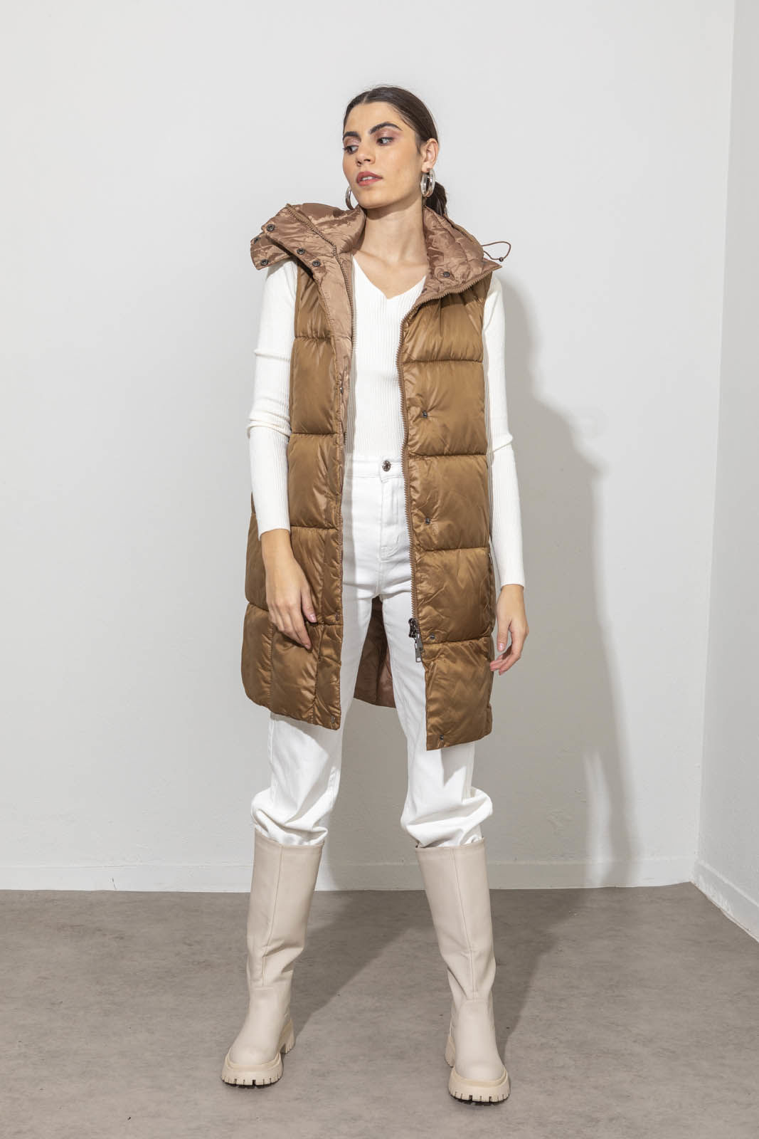 Picture of Sleeveless jacket with removable hood