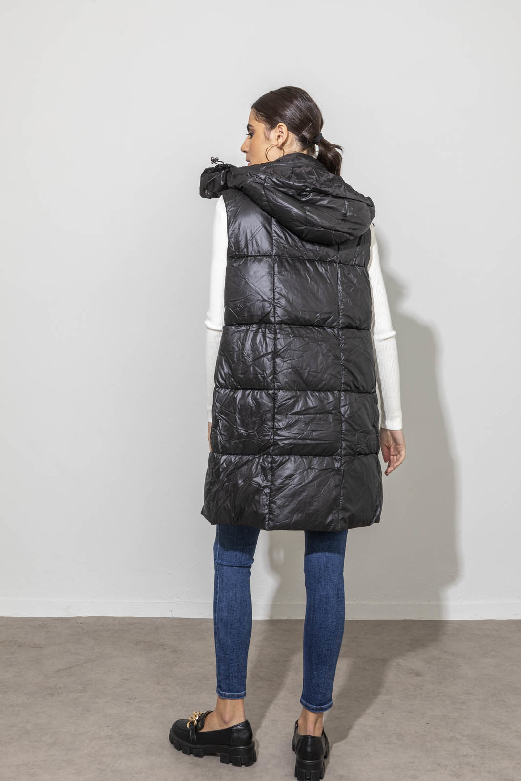 Picture of Sleeveless jacket with removable hood