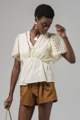 Εικόνα της Broderie anglaise τοπ ποπλίνα κοντό μανίκι