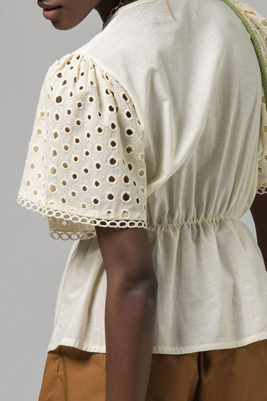 Εικόνα της Broderie anglaise τοπ ποπλίνα κοντό μανίκι