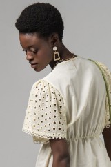Εικόνα της Broderie anglaise τοπ ποπλίνα κοντό μανίκι
