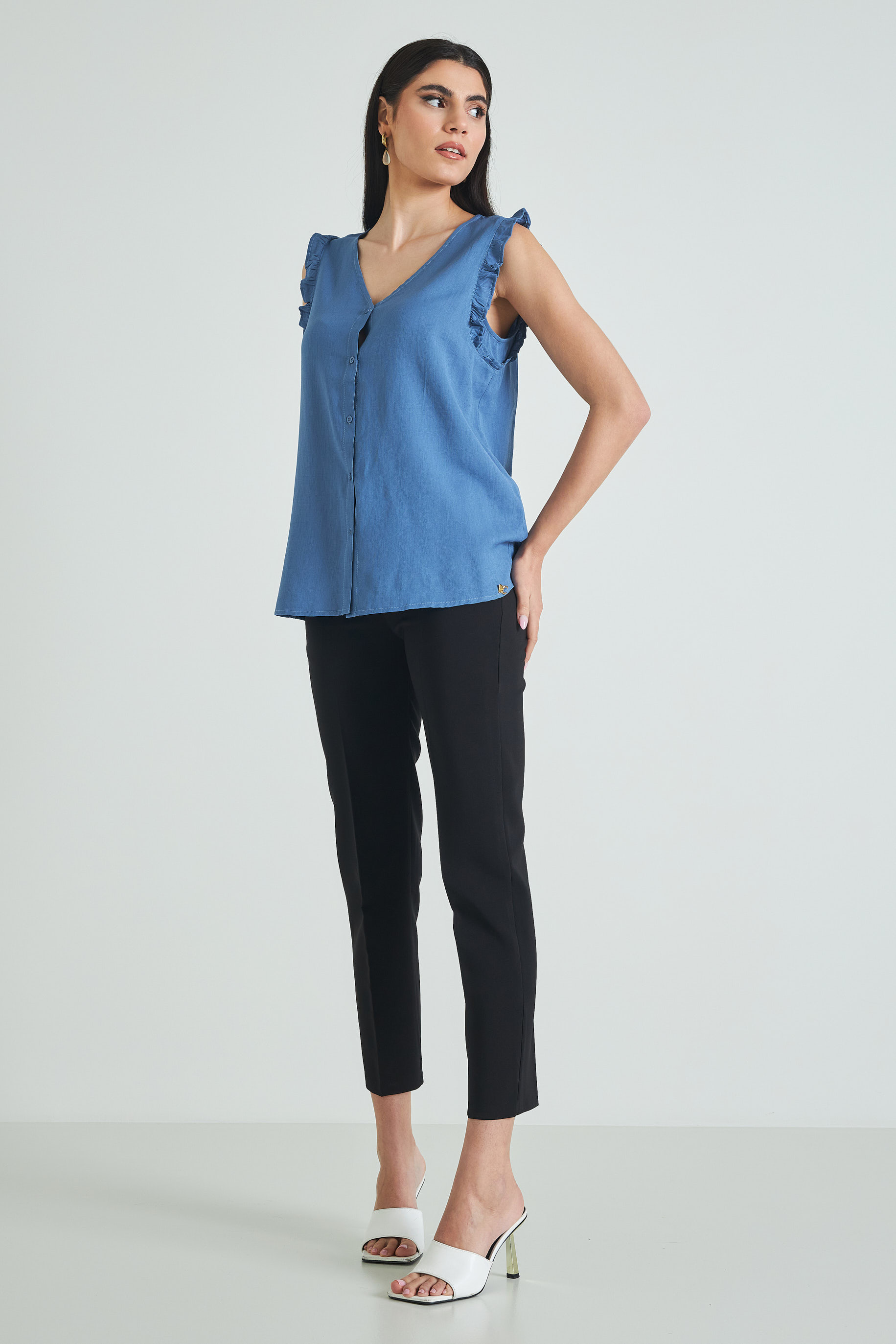 Picture of Sleeveless blouse with buttons