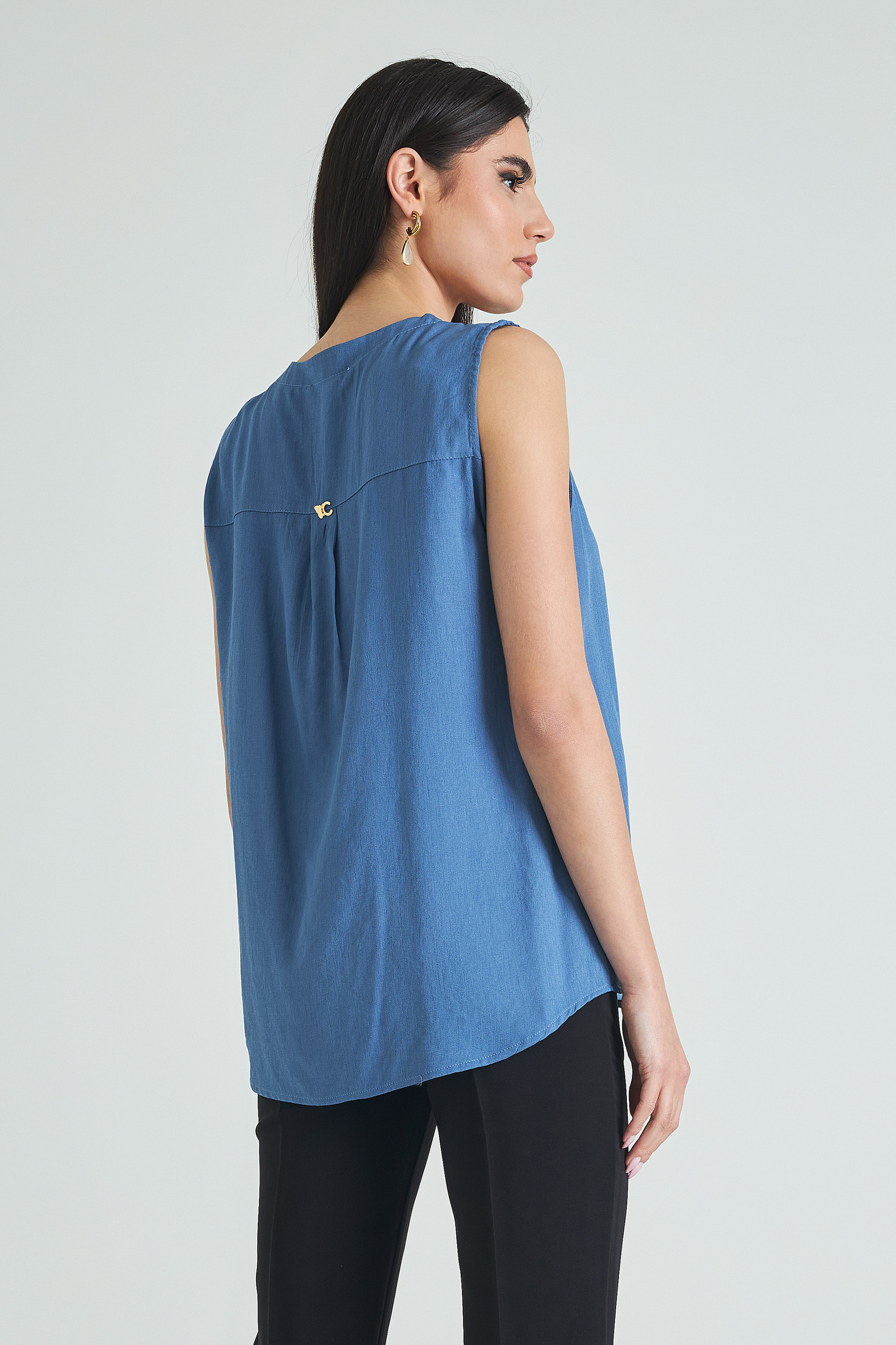 Picture of Sleeveless blouse with button