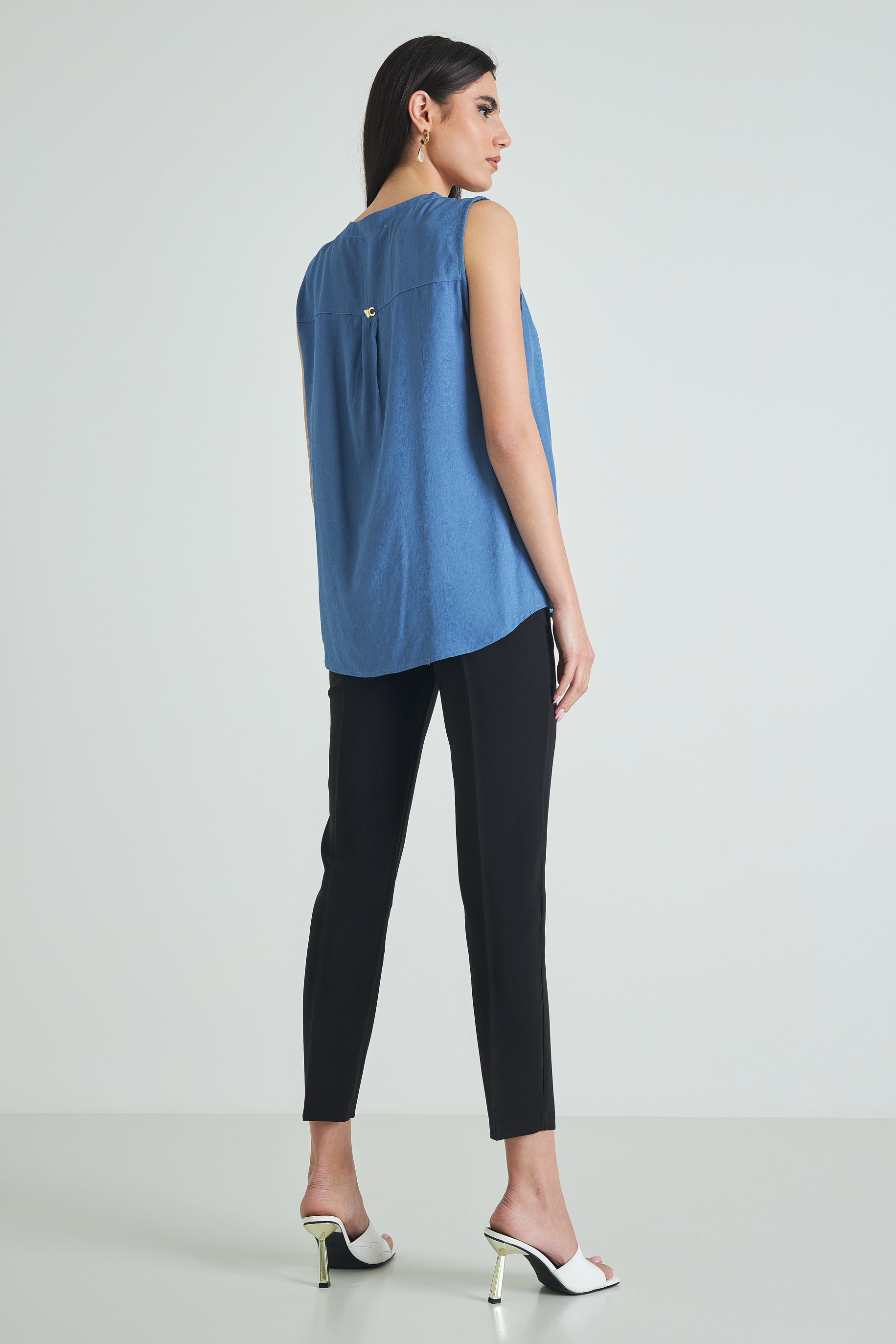 Picture of Sleeveless blouse with button