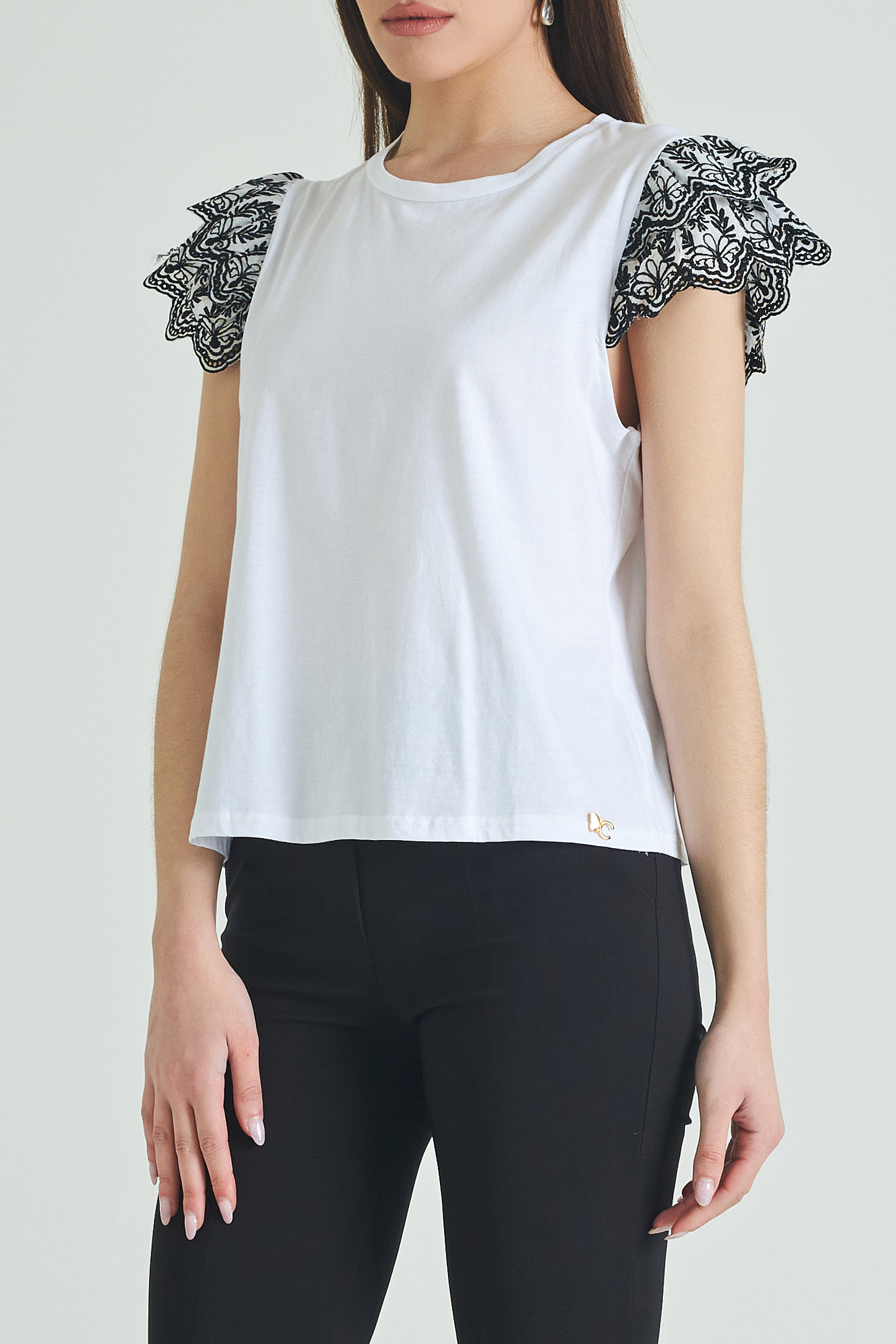 Picture of T-shirt with broidery sleeves