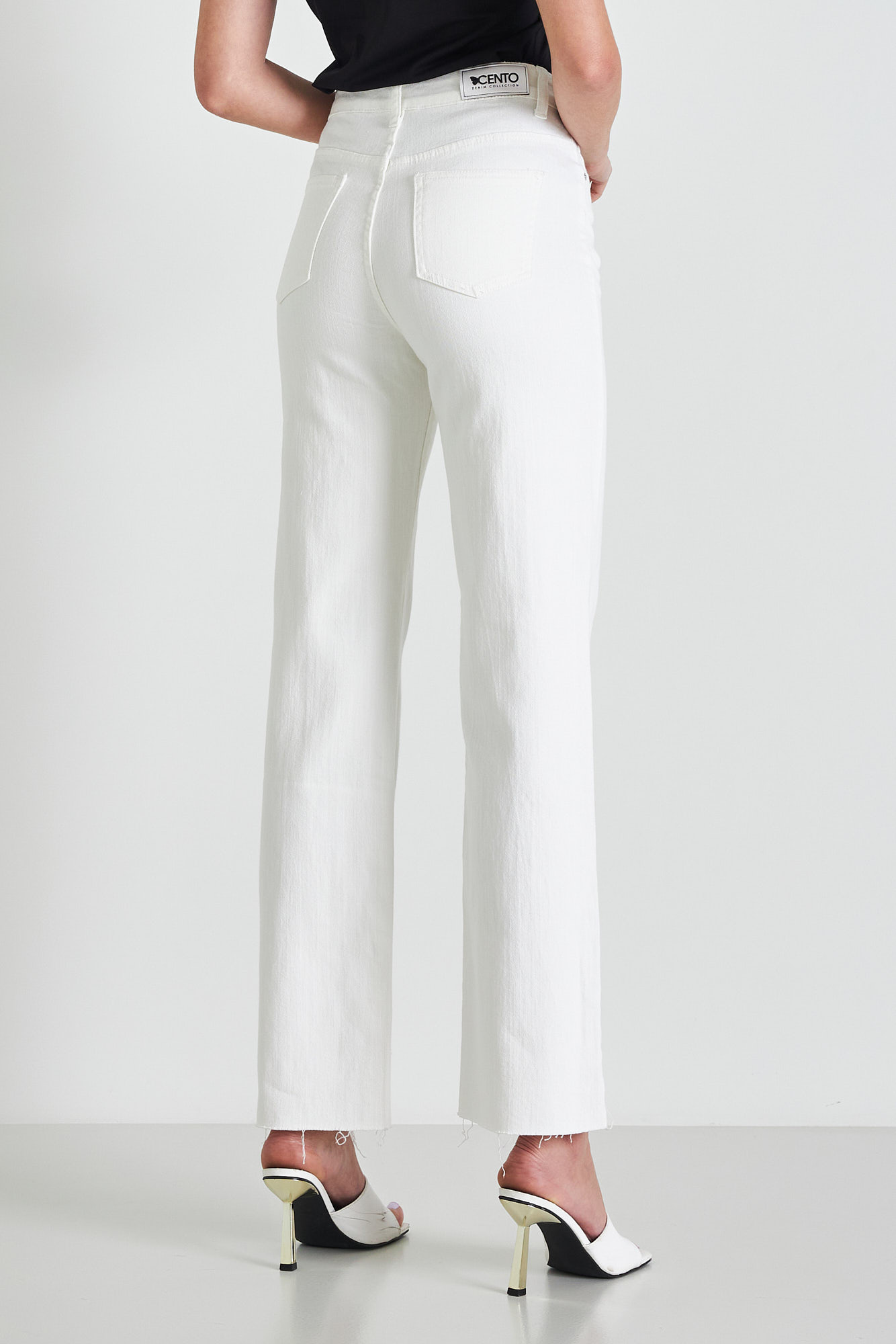 Picture of Denim pants with cut end