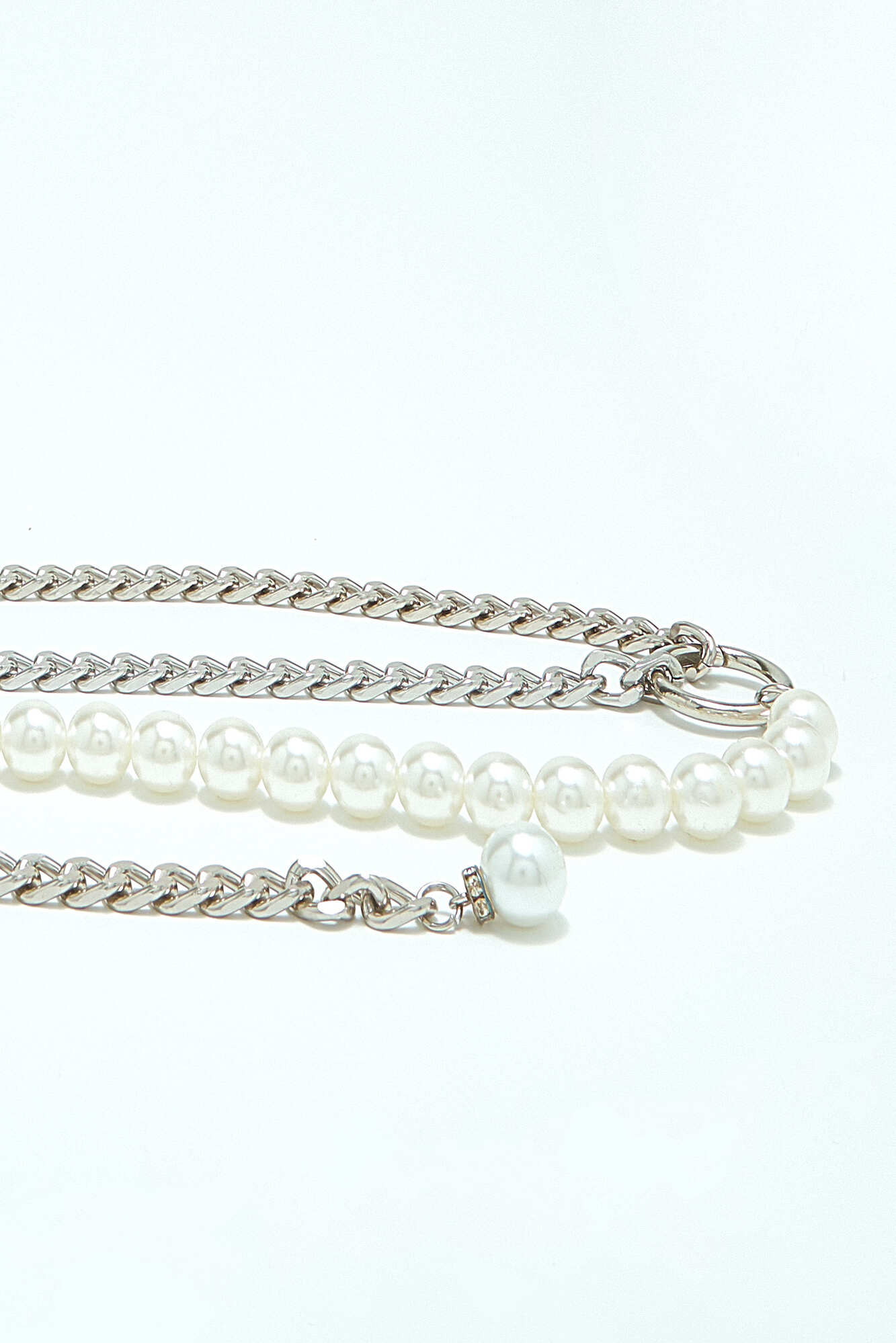 Picture of Belt with hanging pearls