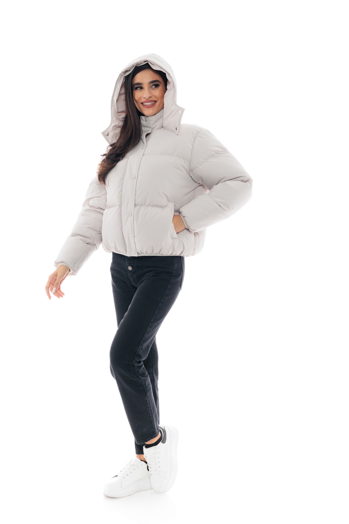 Εικόνα της s'Κοντό Καπιτονέ Μπουφάν με Ψηλό Γιακά και Λεπτομέρειες στους Ώμους
