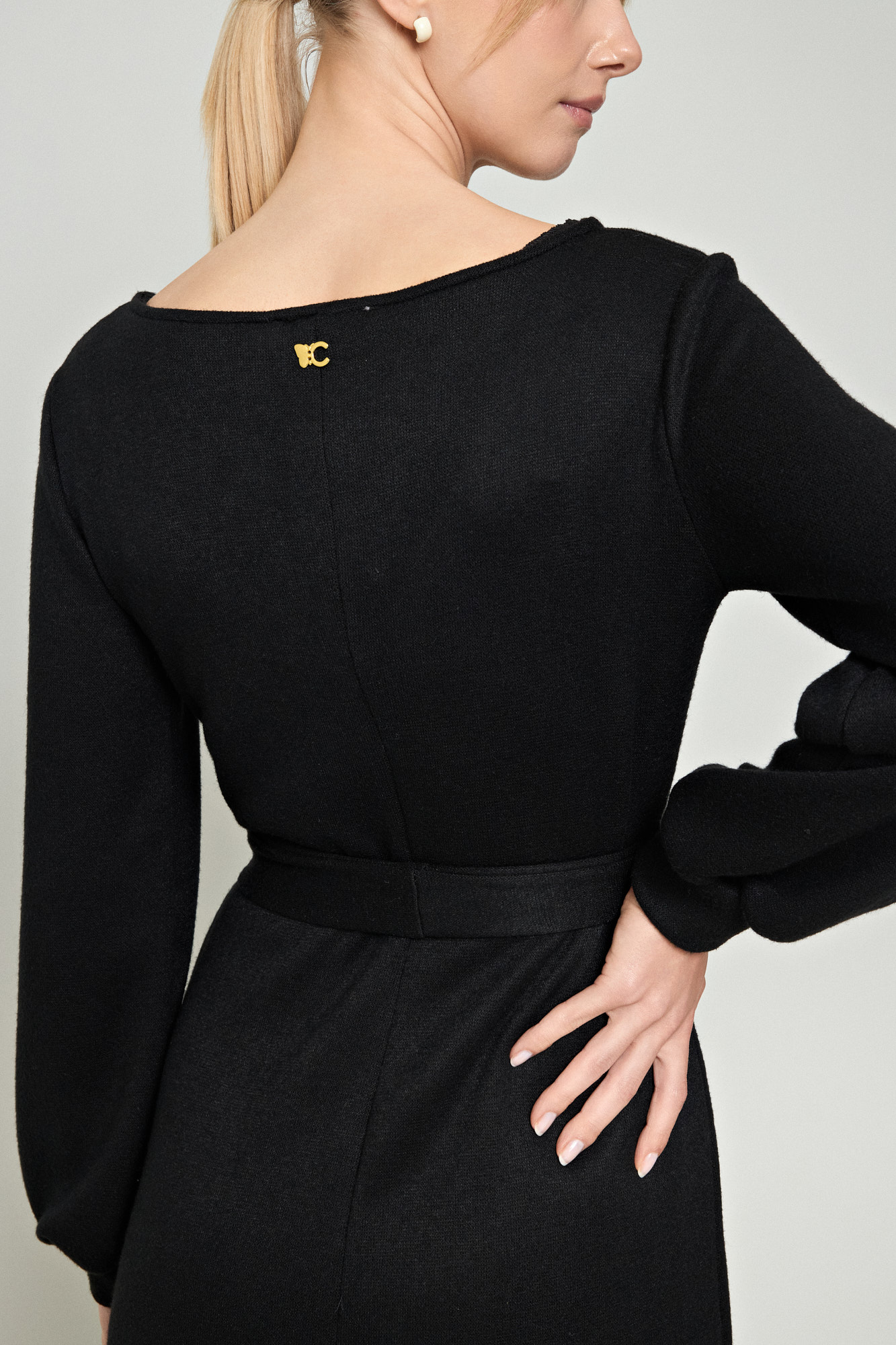 Picture of V-neck knit dress with opening