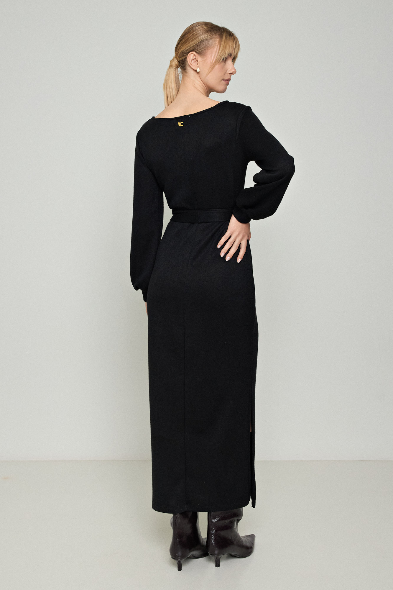 Picture of V-neck knit dress with opening