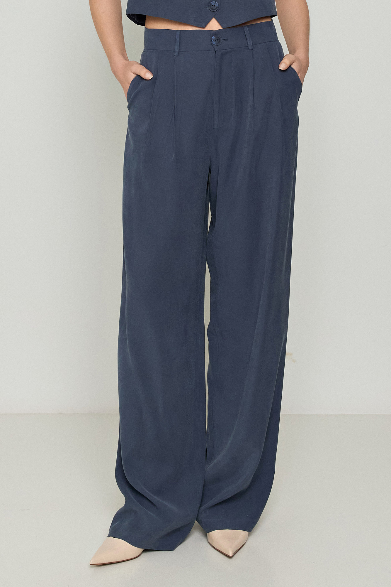 Picture of Loose-fitting fabric trousers