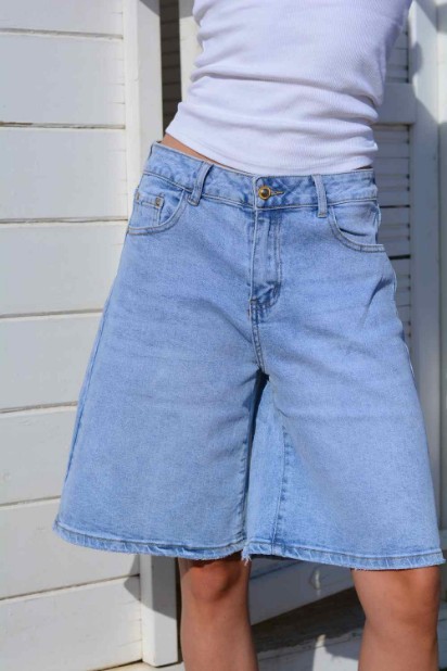 Picture of Light wash denim shorts