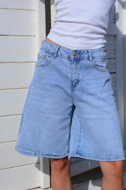 Picture of Light wash denim shorts