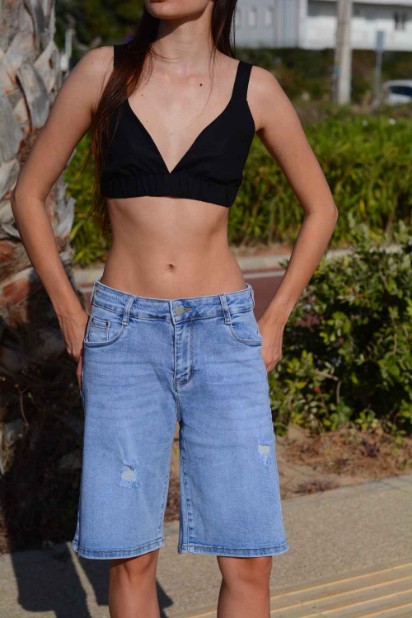Picture of Denim shorts with rips