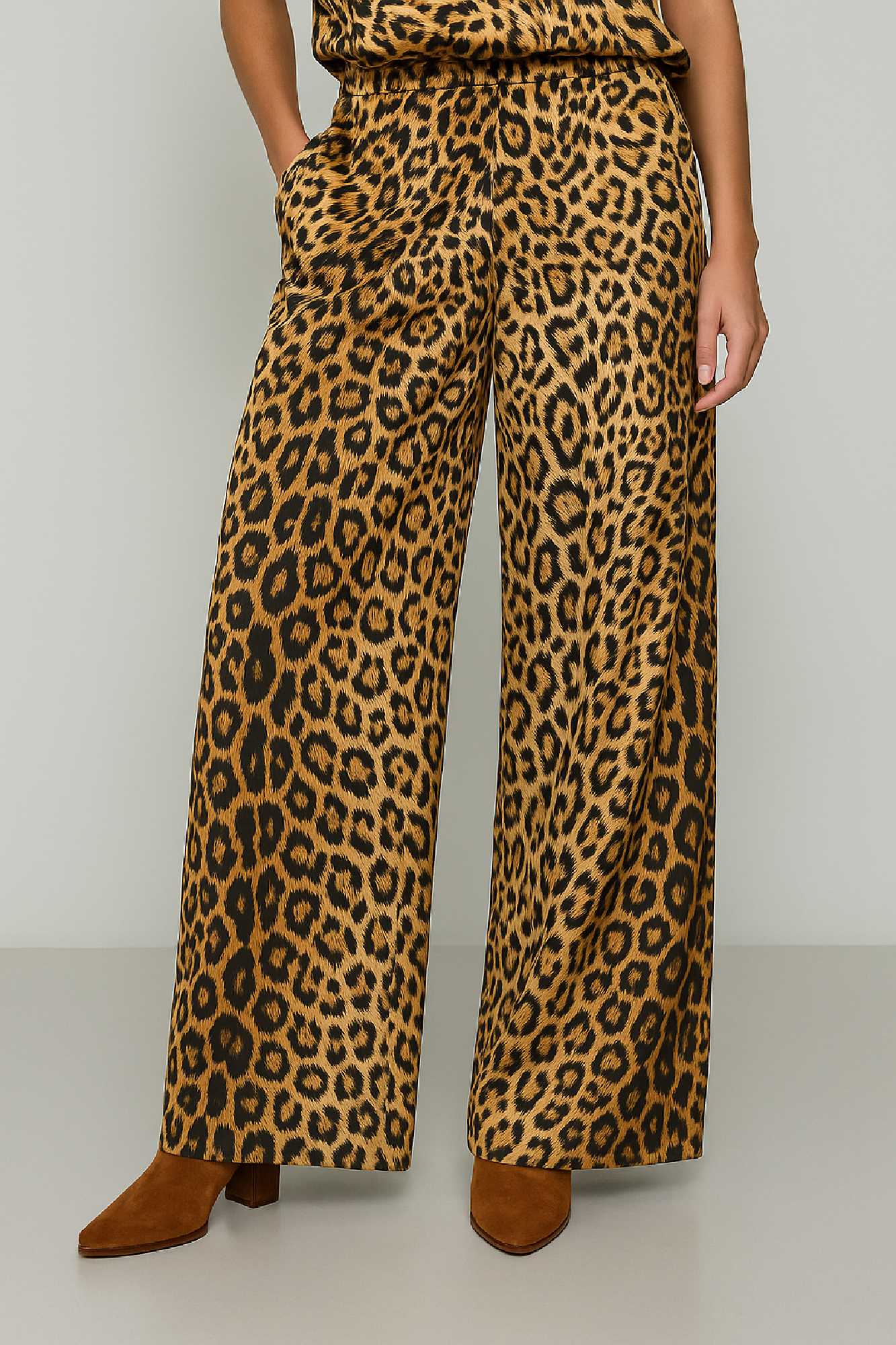 Picture of High-waisted, wide-leg printed satin pants