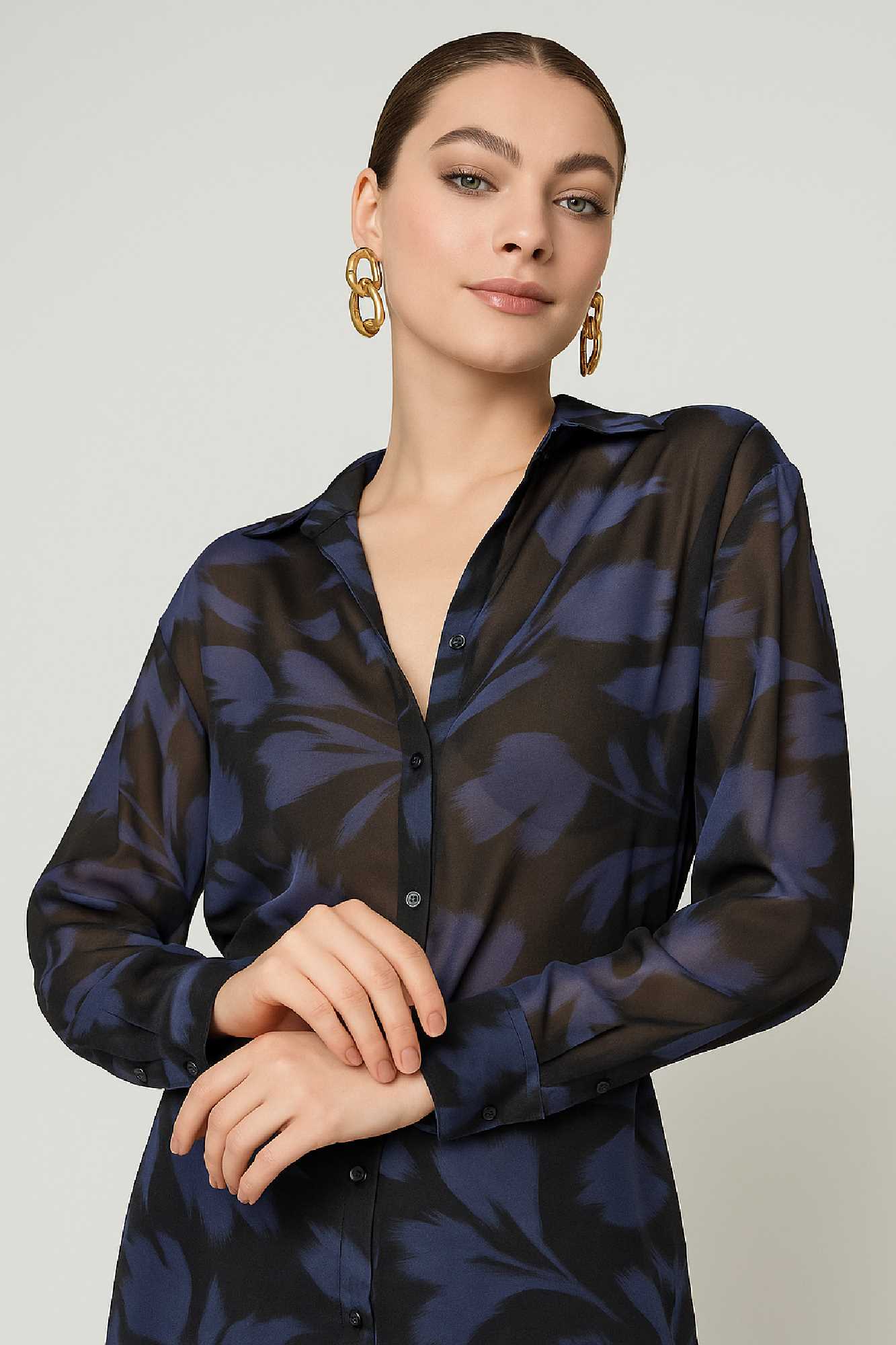 Picture of Silky touch loose shirt with semi-transparency