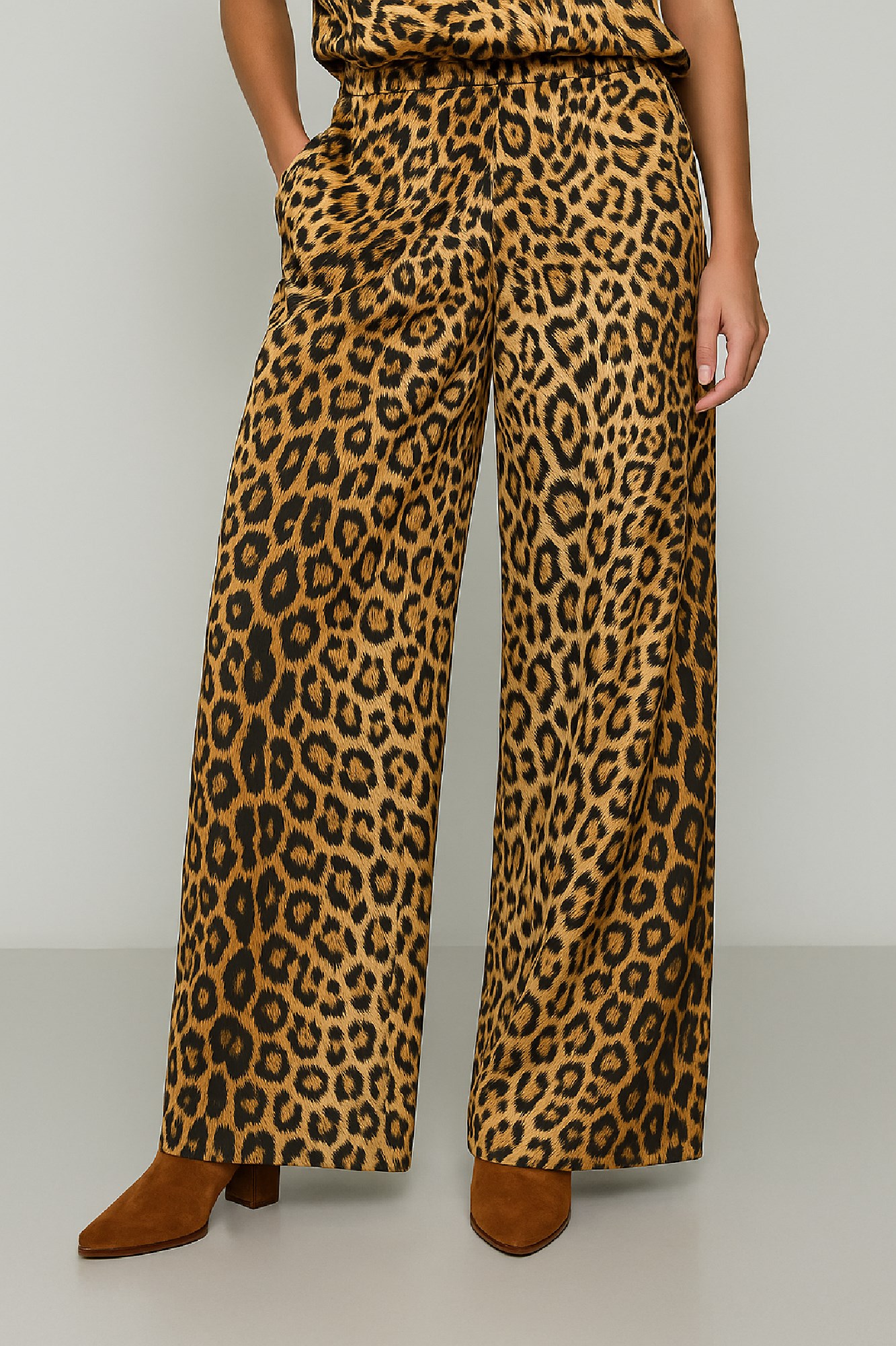 Picture of High-waisted, wide-leg printed satin pants