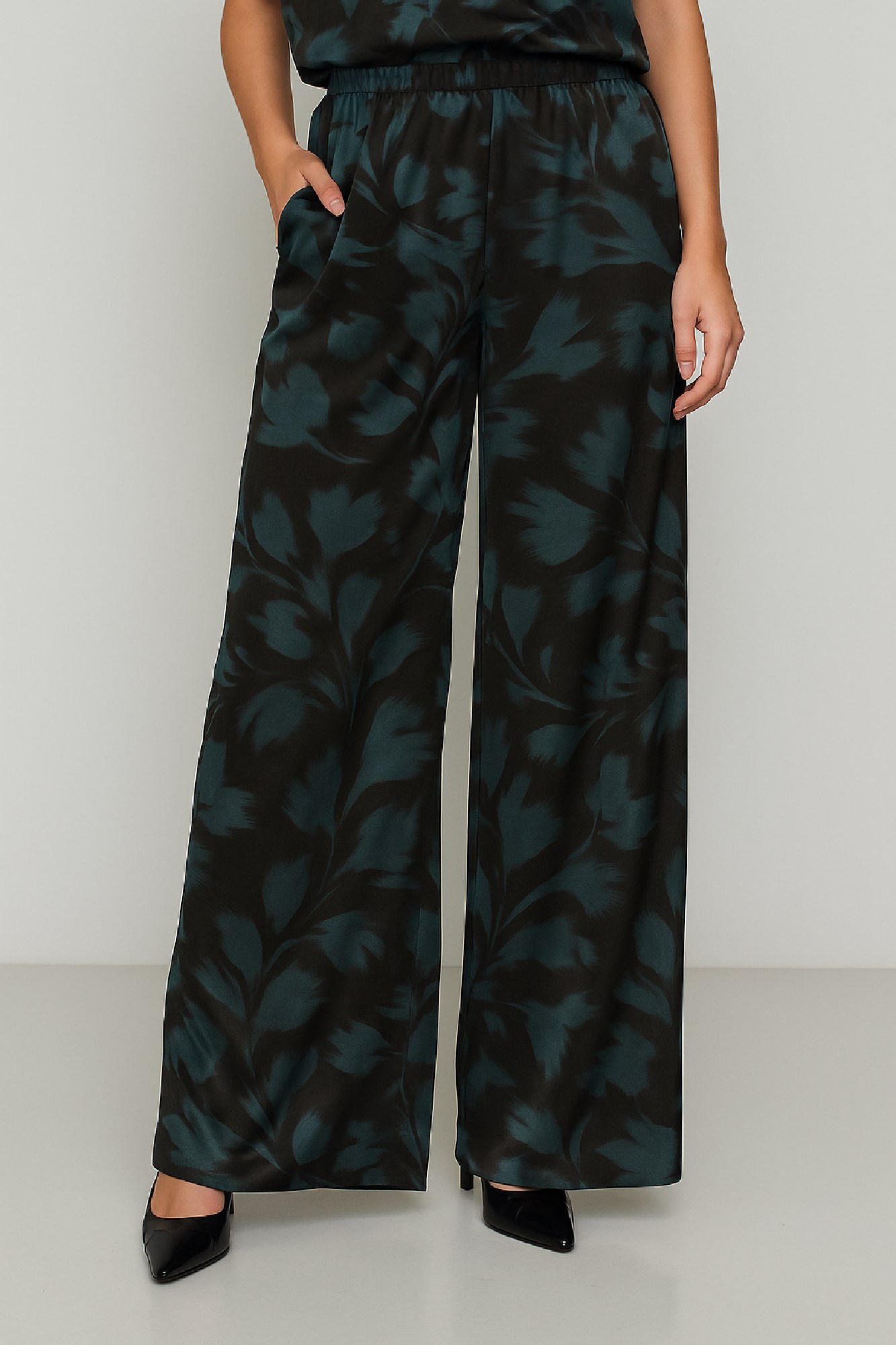 Picture of High-waisted, wide-leg printed satin pants