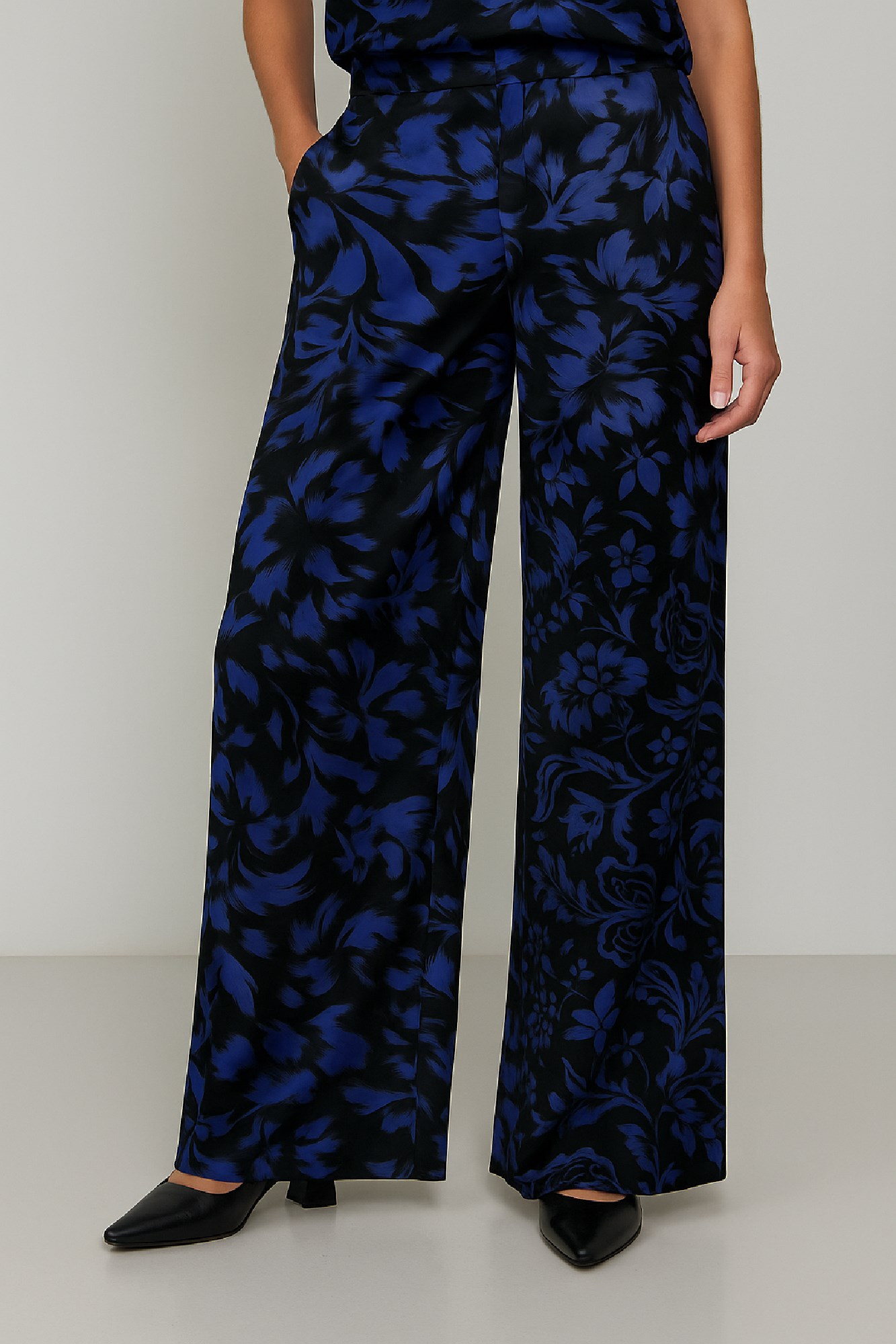 Picture of High-waisted, wide-leg printed satin pants