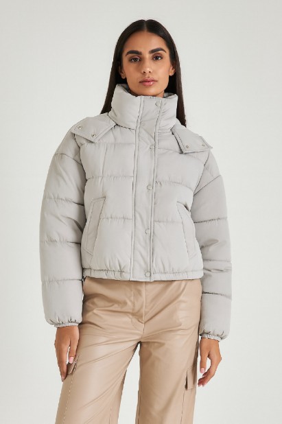 Εικόνα της Κοντό Καπιτονέ Μπουφάν με Ψηλό Γιακά και Λεπτομέρειες στους Ώμους