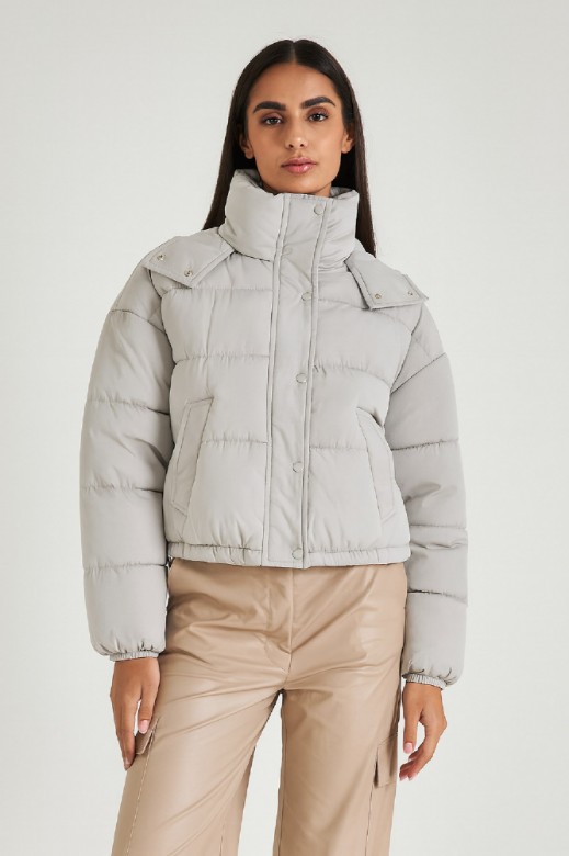 Εικόνα της s'Κοντό Καπιτονέ Μπουφάν με Ψηλό Γιακά και Λεπτομέρειες στους Ώμους
