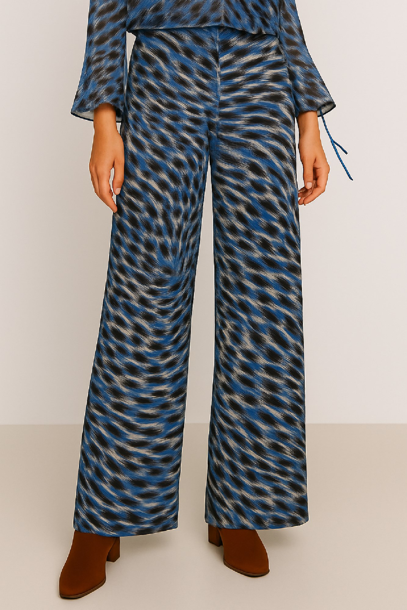 Picture of High-waisted, wide-leg printed satin pants