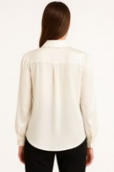 Εικόνα της Σατέν Πουκάμισο με Διακοσμητικά Κουμπιά και Ανοιχτό Γιακά
