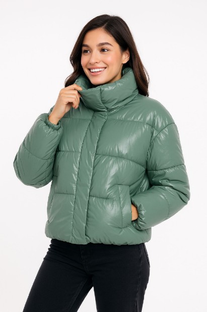 Εικόνα της b'Puffer Μπουφάν με Ψηλό Γιακά & Γυαλιστερή Υφή